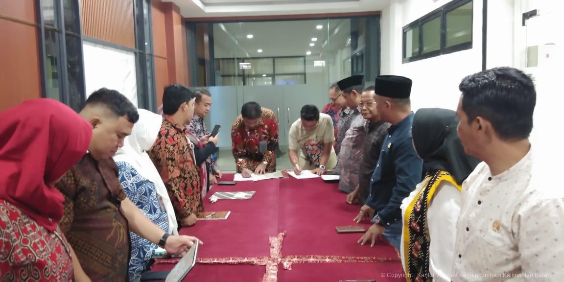 Penandatanganan Nota Kesepakatan DPRD Kayong Utara dan Kanwil Kemenkum Kalbar untuk Fasilitasi Pembentukan Produk Hukum Daerah